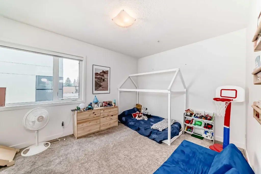 15 Rosscarrock Gate SW Calgary AB T3C 1E6