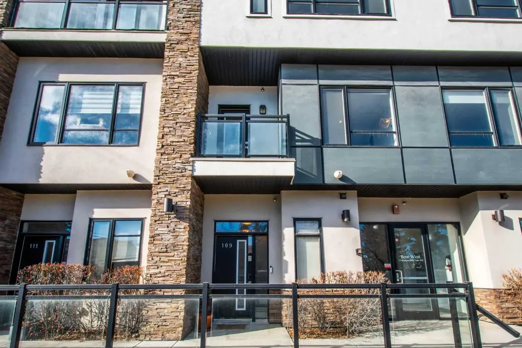 15 Rosscarrock Gate SW Calgary AB T3C 1E6
