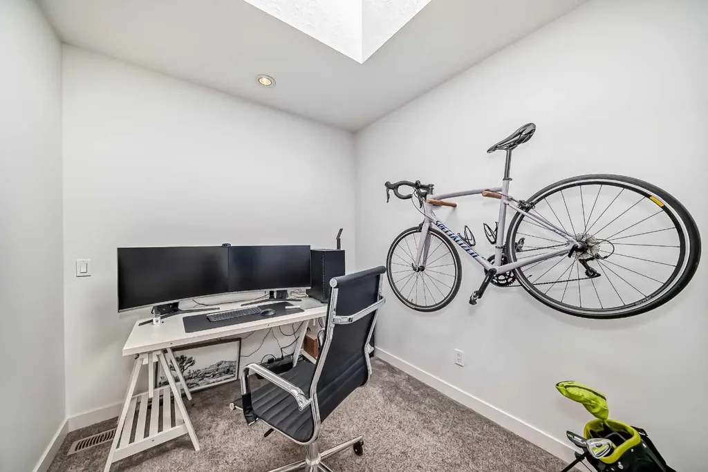 15 Rosscarrock Gate SW Calgary AB T3C 1E6