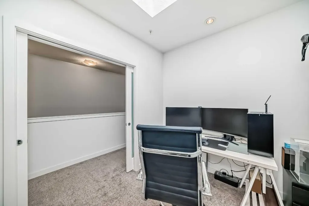 15 Rosscarrock Gate SW Calgary AB T3C 1E6