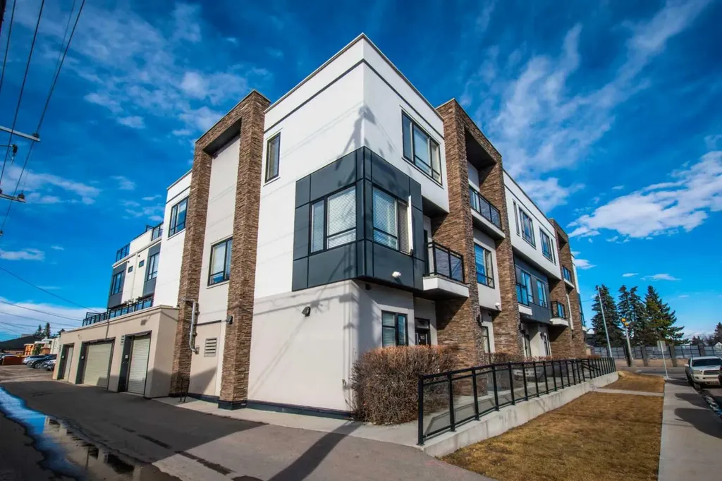 15 Rosscarrock Gate SW Calgary AB T3C 1E6