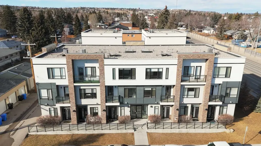 15 Rosscarrock Gate SW Calgary AB T3C 1E6