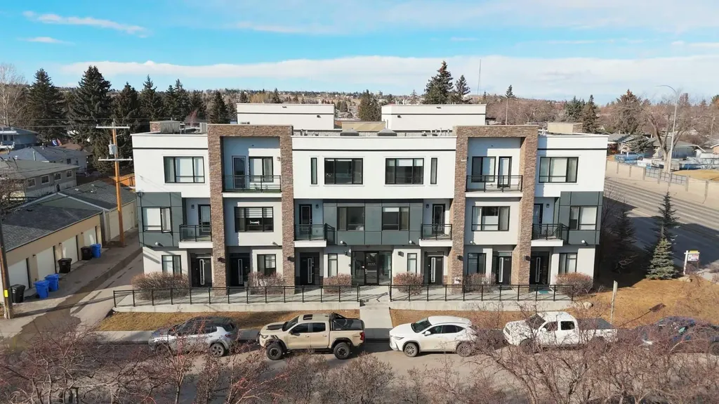 15 Rosscarrock Gate SW Calgary AB T3C 1E6