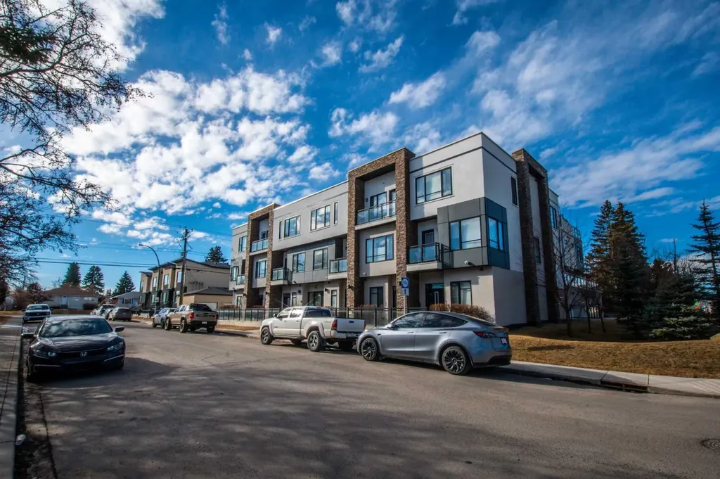 15 Rosscarrock Gate SW Calgary AB T3C 1E6