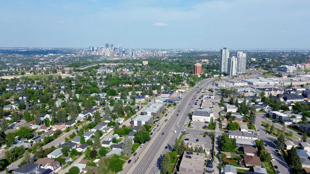 15 Rosscarrock Gate SW Calgary AB T3C 1E6