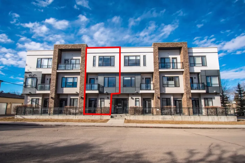 15 Rosscarrock Gate SW Calgary AB T3C 1E6