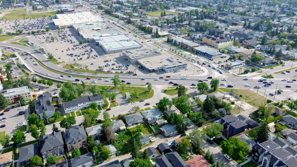 15 Rosscarrock Gate SW Calgary AB T3C 1E6