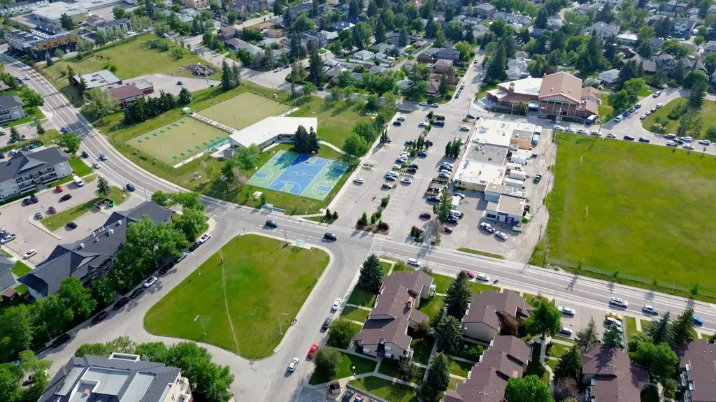 15 Rosscarrock Gate SW Calgary AB T3C 1E6