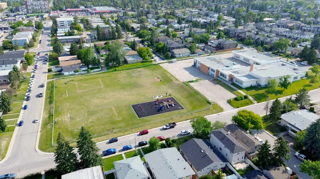 15 Rosscarrock Gate SW Calgary AB T3C 1E6