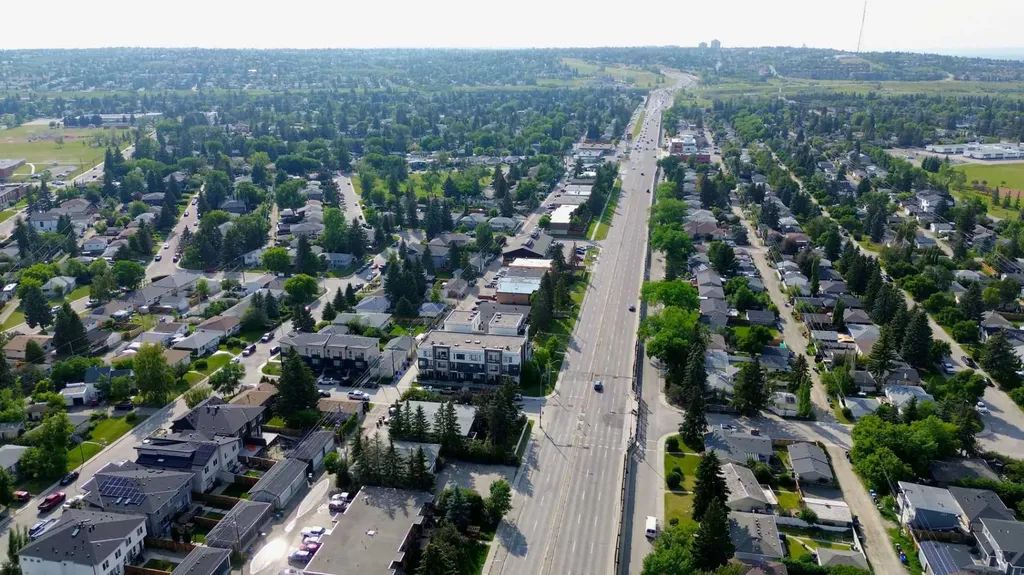 15 Rosscarrock Gate SW Calgary AB T3C 1E6