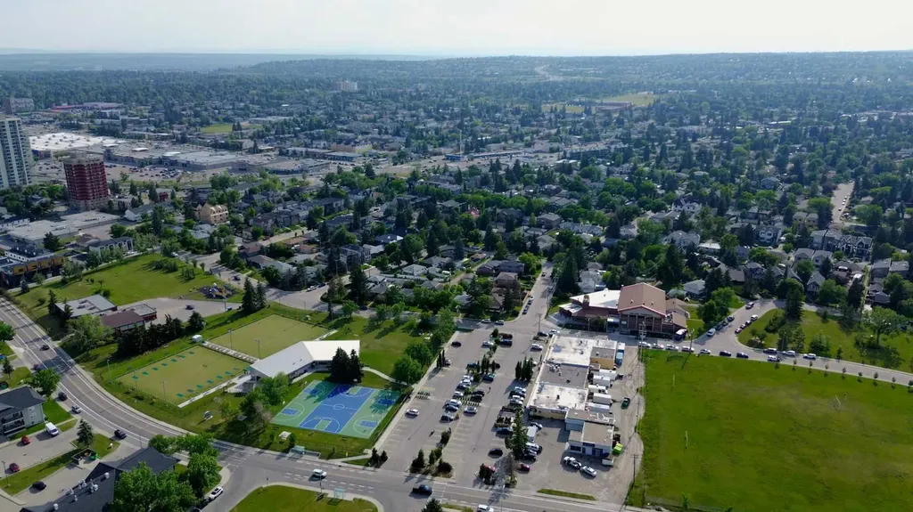 15 Rosscarrock Gate SW Calgary AB T3C 1E6