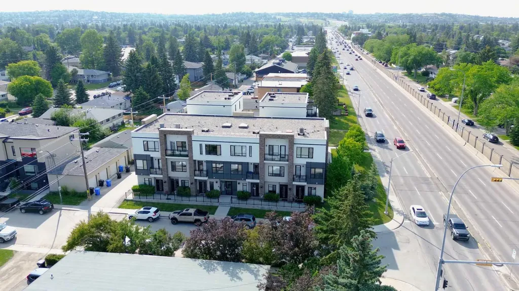 15 Rosscarrock Gate SW Calgary AB T3C 1E6