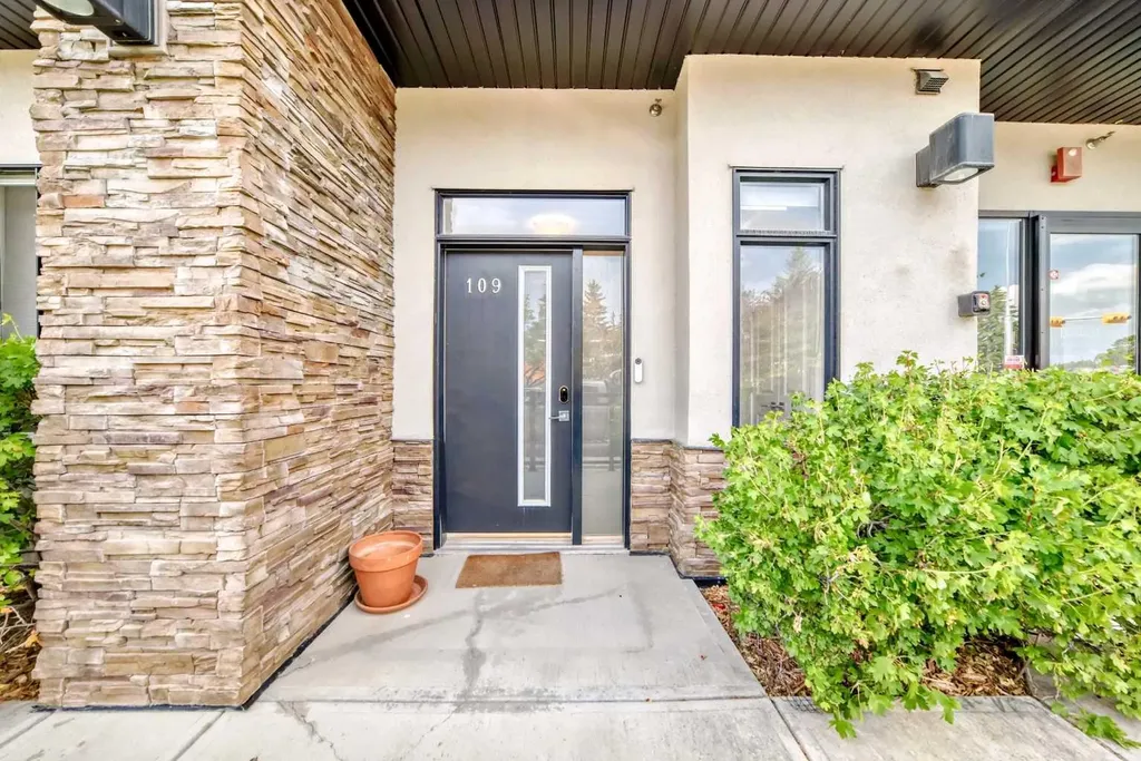 15 Rosscarrock Gate SW Calgary AB T3C 1E6