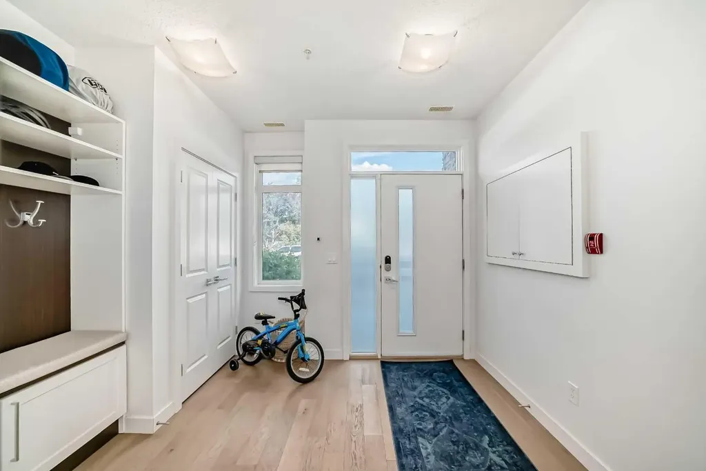 15 Rosscarrock Gate SW Calgary AB T3C 1E6