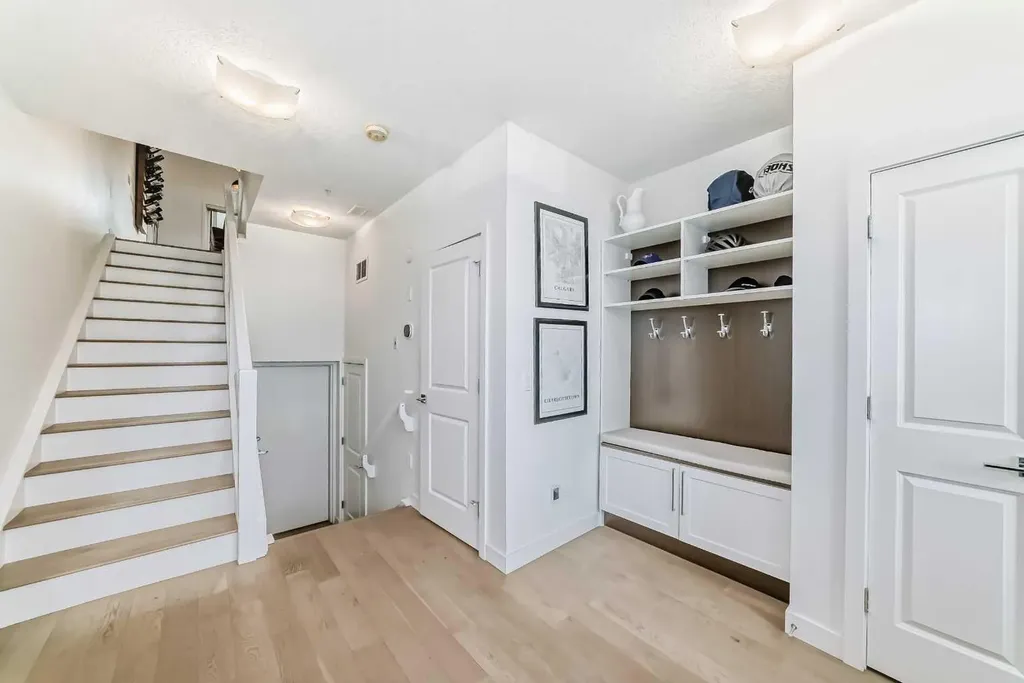 15 Rosscarrock Gate SW Calgary AB T3C 1E6