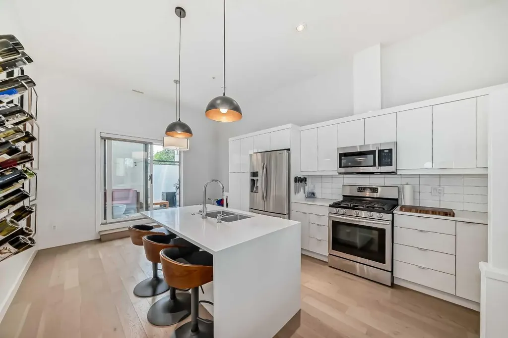 15 Rosscarrock Gate SW Calgary AB T3C 1E6
