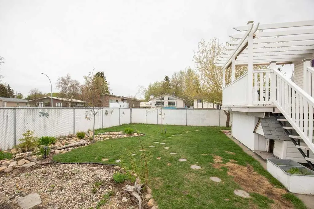 5304 37a Street Innisfail AB T4G 1E5