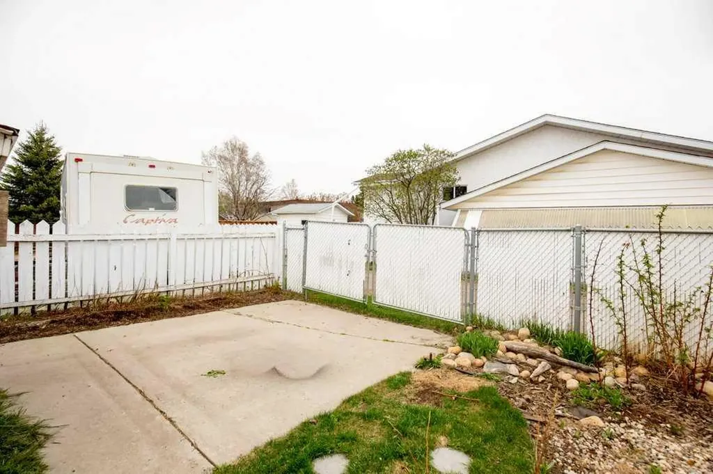 5304 37a Street Innisfail AB T4G 1E5