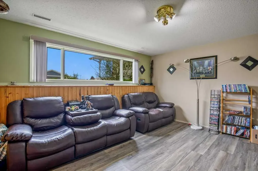 5304 37a Street Innisfail AB T4G 1E5