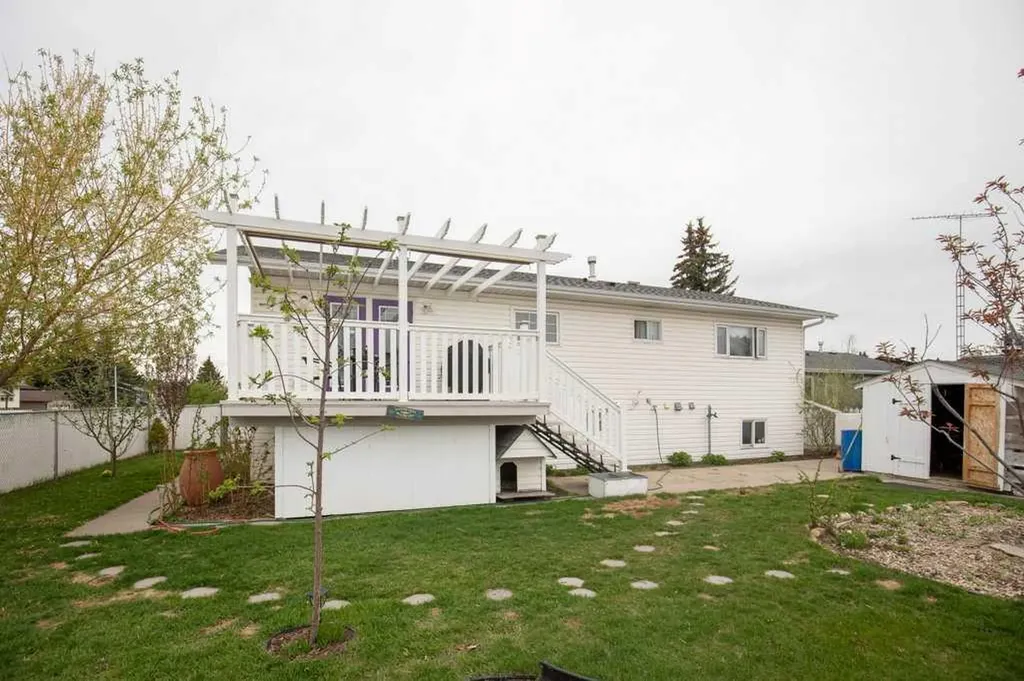 5304 37a Street Innisfail AB T4G 1E5