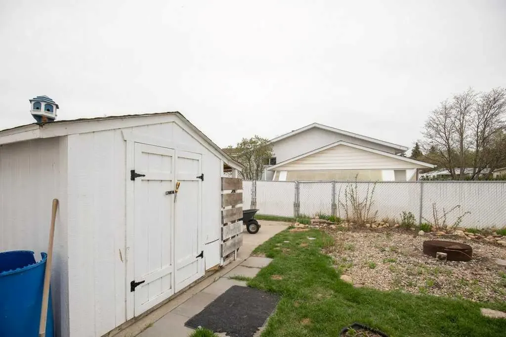 5304 37a Street Innisfail AB T4G 1E5