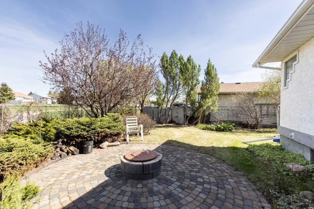5949 45 Street Crescent Innisfail AB T4G 1L4