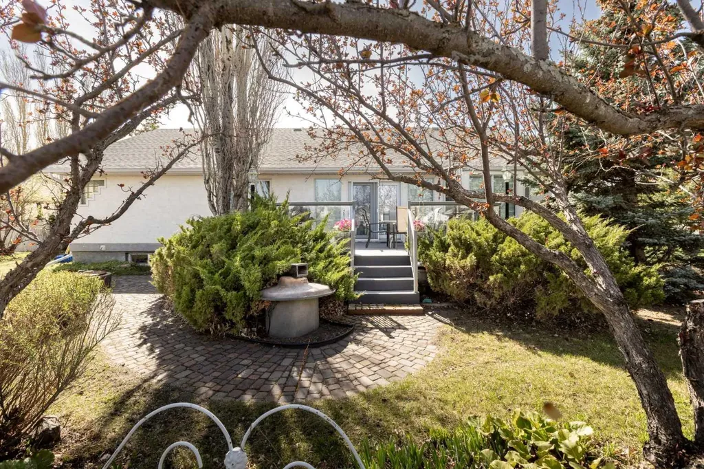 5949 45 Street Crescent Innisfail AB T4G 1L4