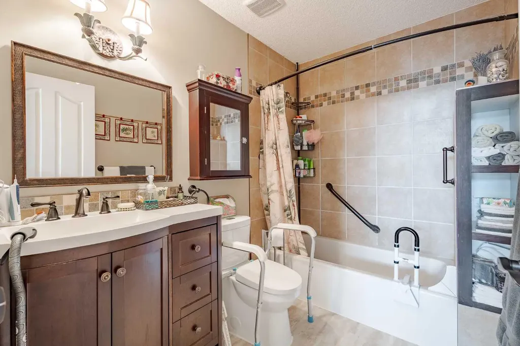 41 Everridge Court SW Calgary AB T2y4T1