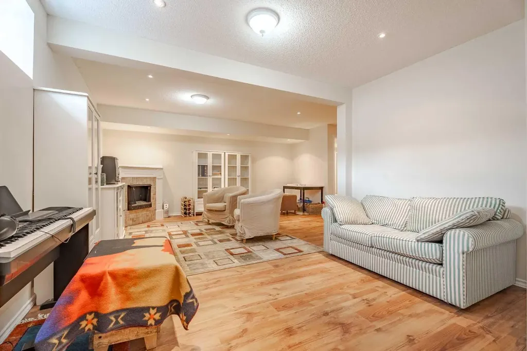 41 Everridge Court SW Calgary AB T2y4T1