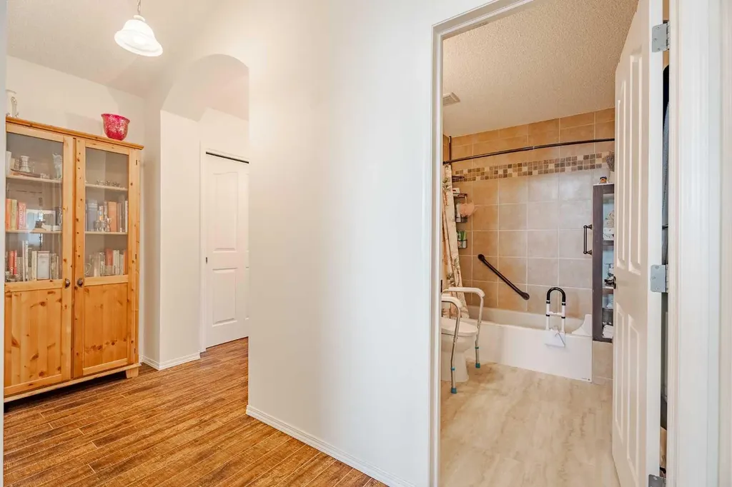41 Everridge Court SW Calgary AB T2y4T1