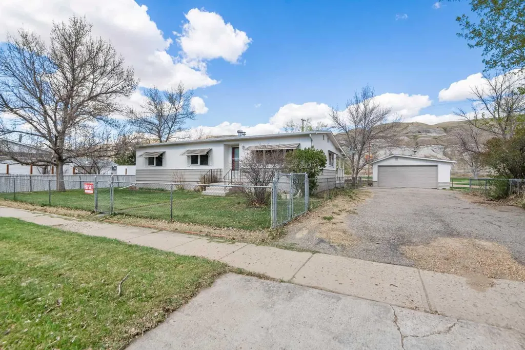 416 2 Avenue Drumheller AB T0J 1B0
