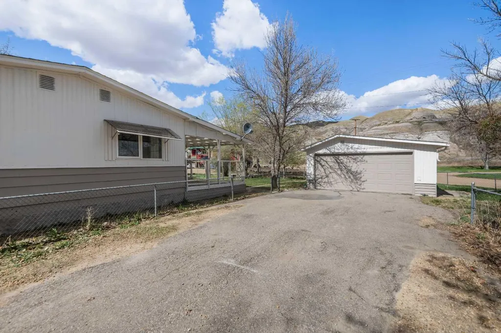 416 2 Avenue Drumheller AB T0J 1B0