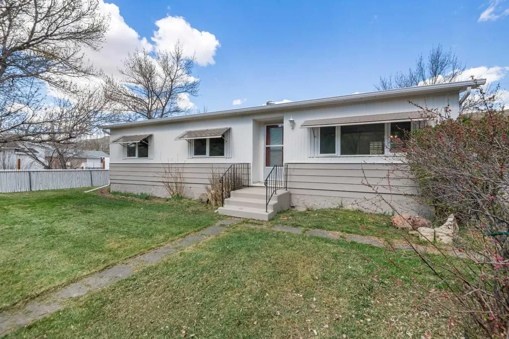 416 2 Avenue Drumheller AB T0J 1B0