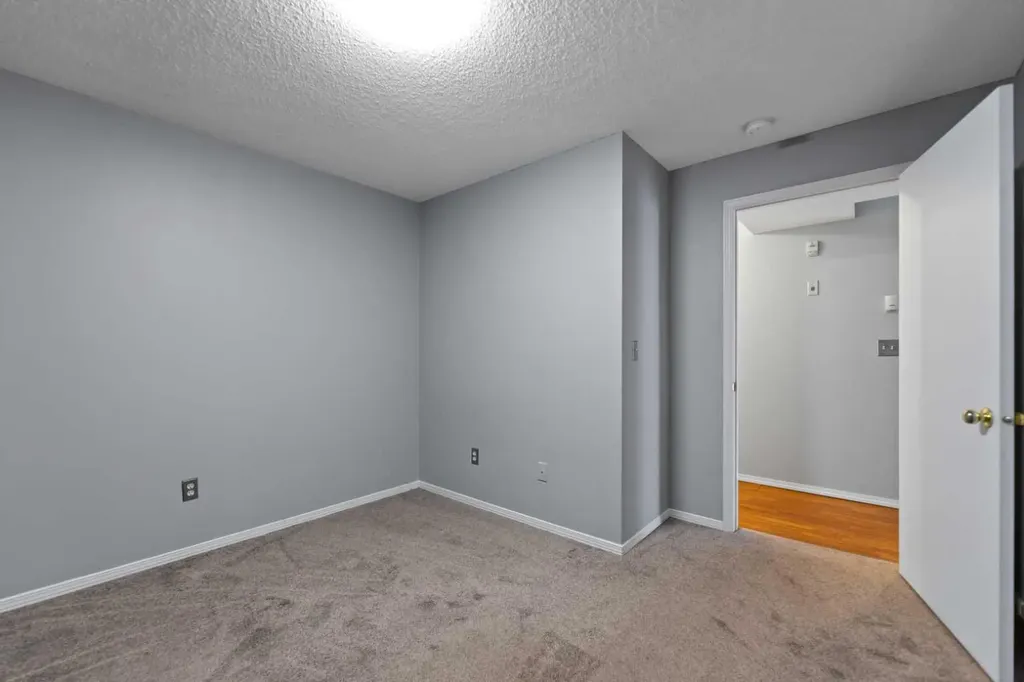 1717 60 Street SE Calgary AB T2A 7Y7