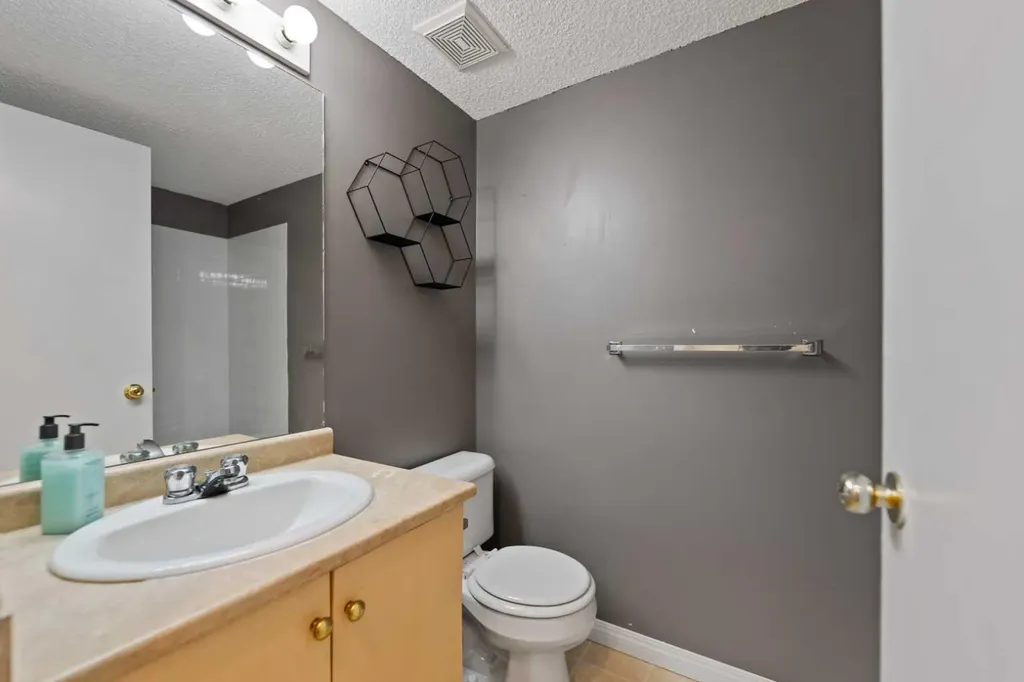 1717 60 Street SE Calgary AB T2A 7Y7