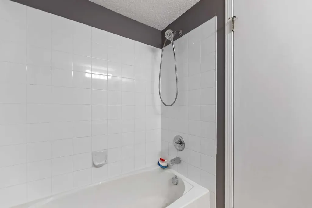 1717 60 Street SE Calgary AB T2A 7Y7