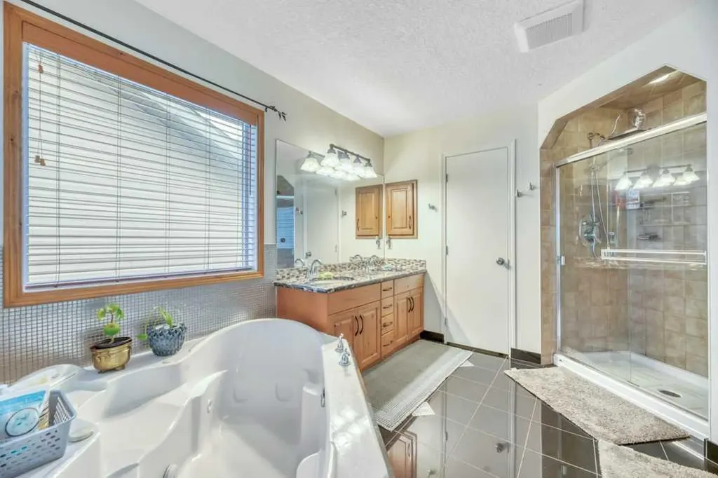 22 Kincora Heights NW Calgary AB T3R 1N3