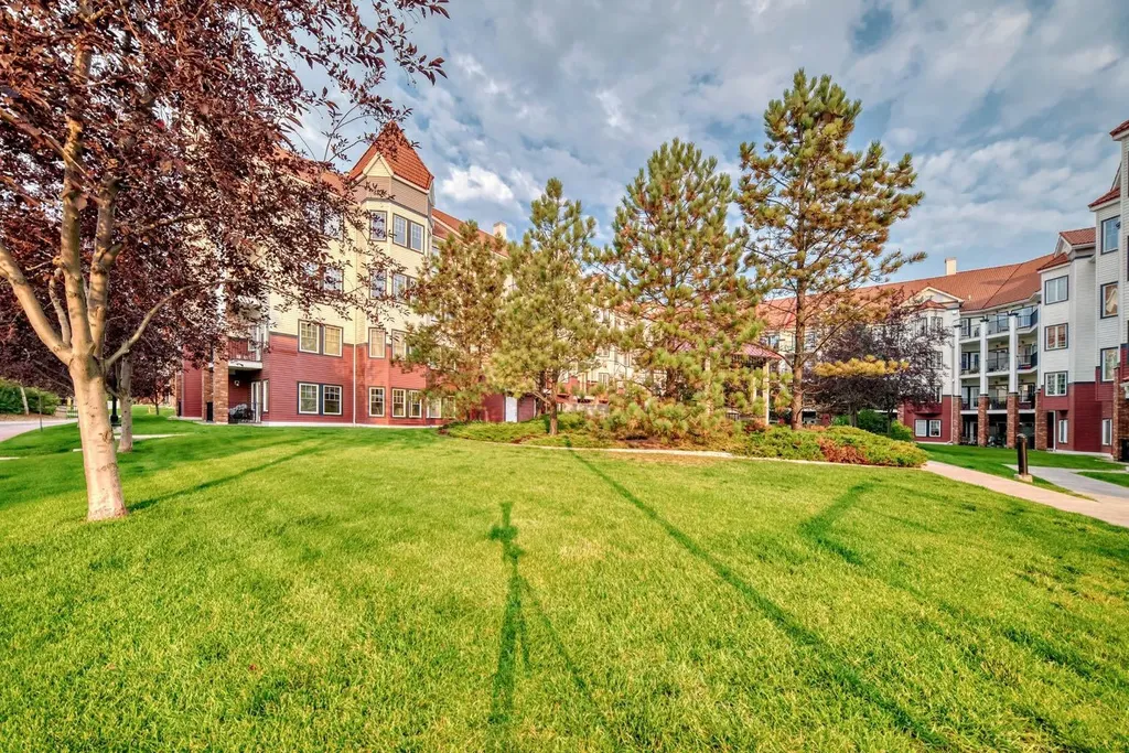 60 Royal Oak Plaza NW Calgary AB T3G 0H7