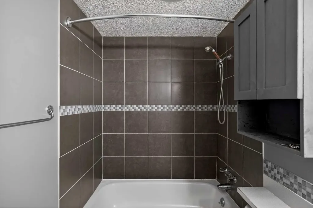 1824 11 Avenue SW Calgary AB T2T 3L8