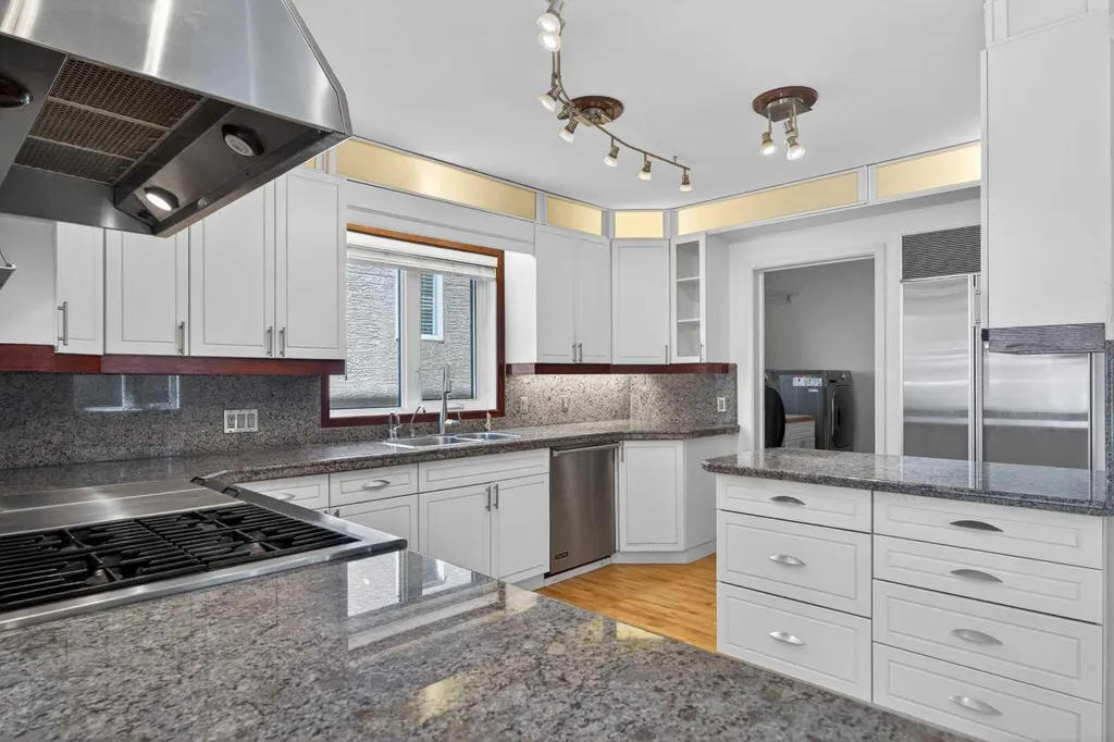 2011 6 Avenue NW Calgary AB T2N 0W6