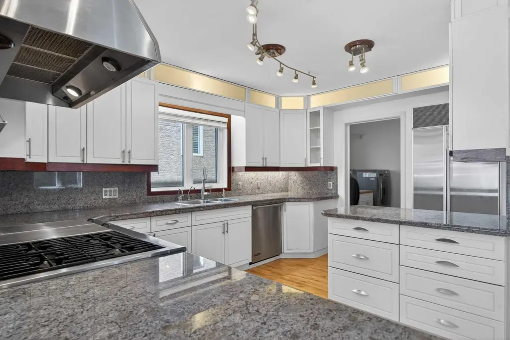 2011 6 Avenue NW Calgary AB T2N 0W6