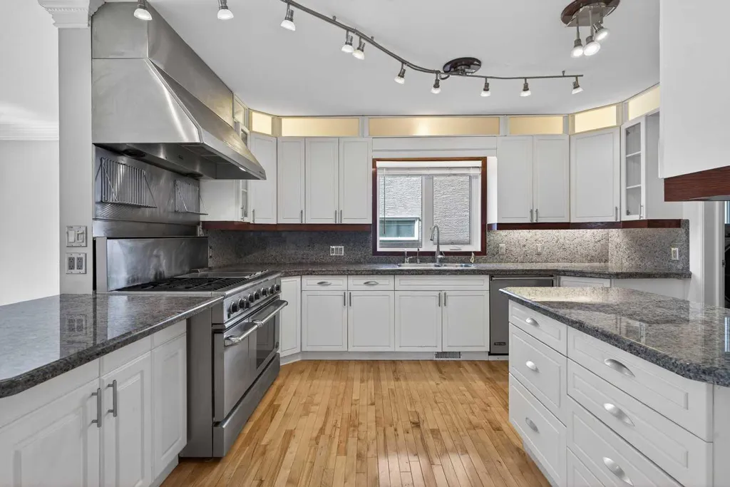 2011 6 Avenue NW Calgary AB T2N 0W6