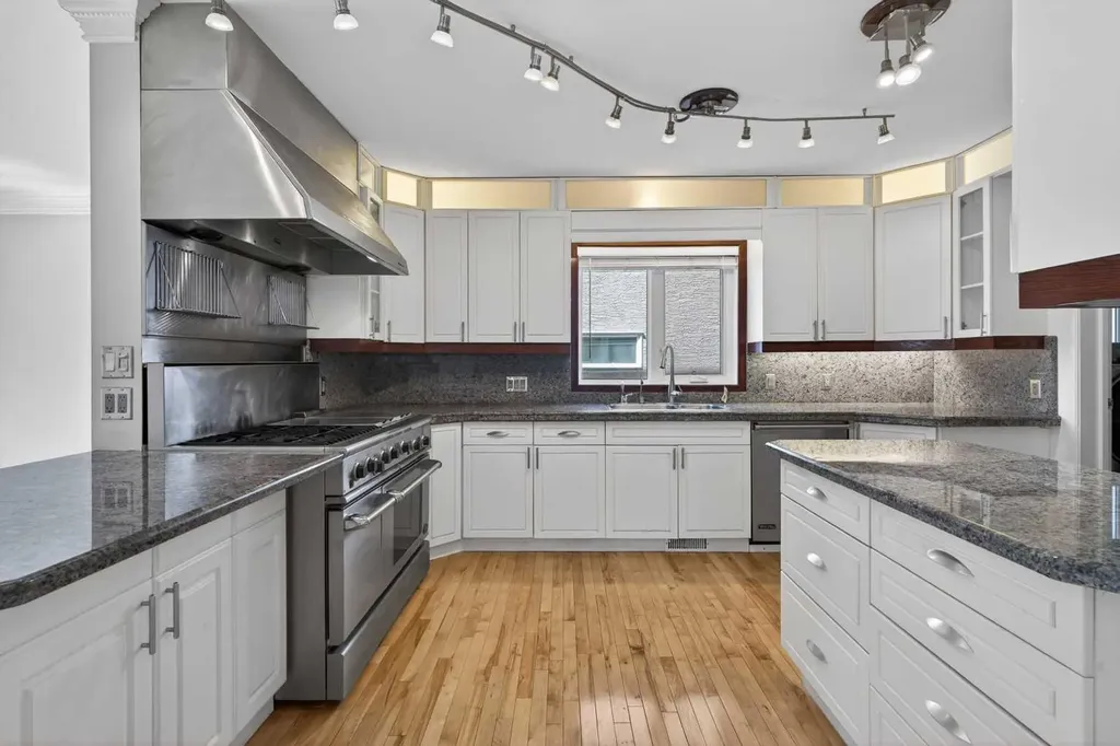 2011 6 Avenue NW Calgary AB T2N 0W6