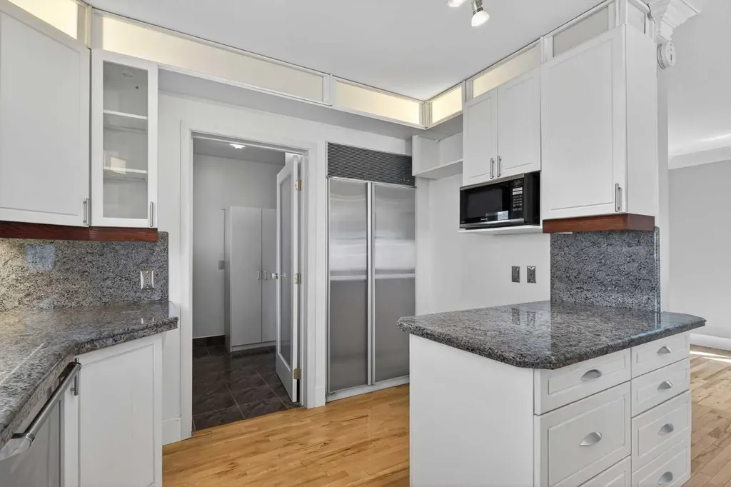 2011 6 Avenue NW Calgary AB T2N 0W6