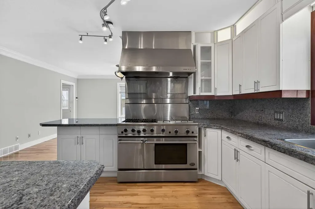 2011 6 Avenue NW Calgary AB T2N 0W6
