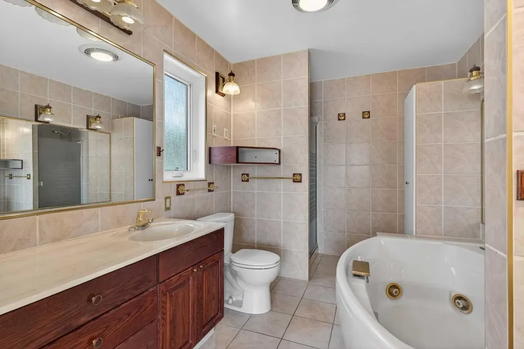 2011 6 Avenue NW Calgary AB T2N 0W6