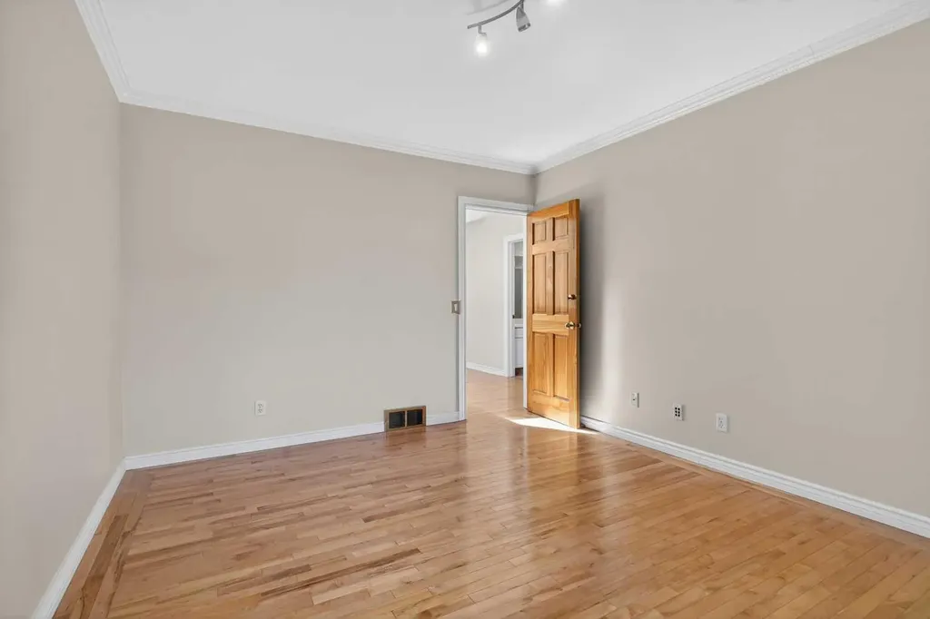 2011 6 Avenue NW Calgary AB T2N 0W6