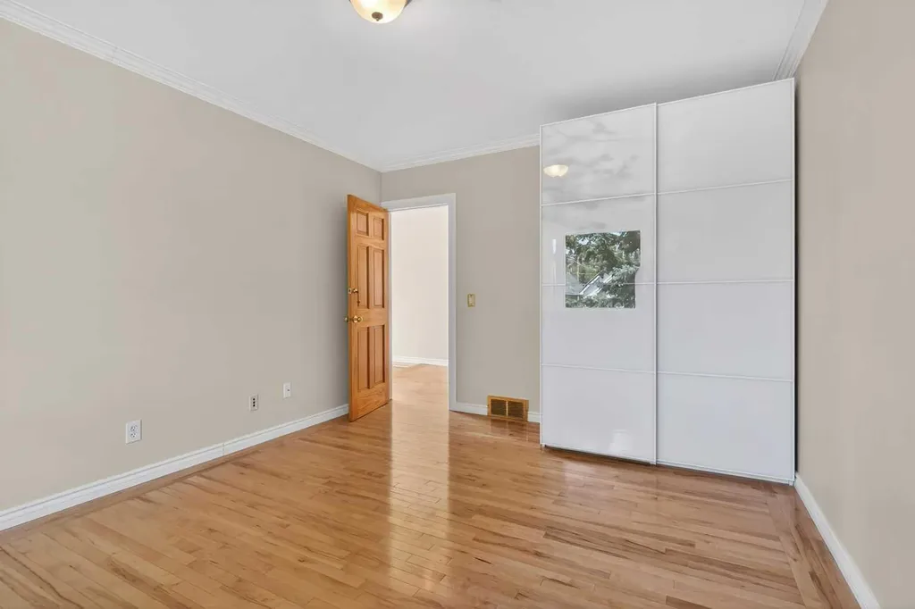 2011 6 Avenue NW Calgary AB T2N 0W6