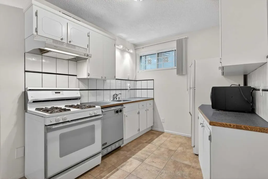 2011 6 Avenue NW Calgary AB T2N 0W6