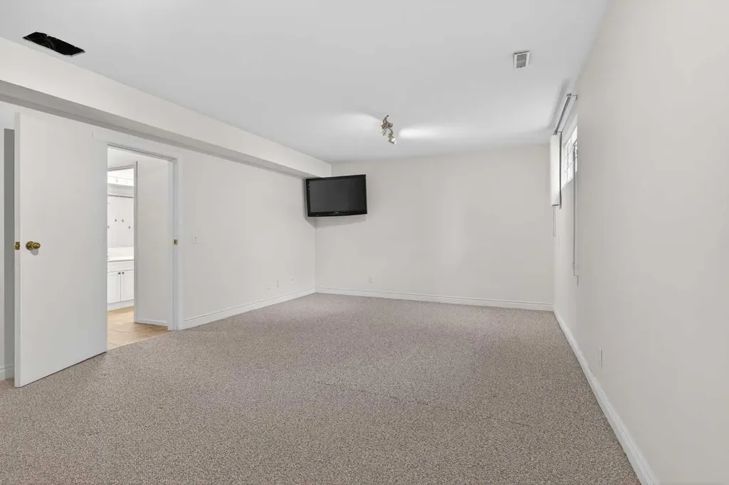 2011 6 Avenue NW Calgary AB T2N 0W6
